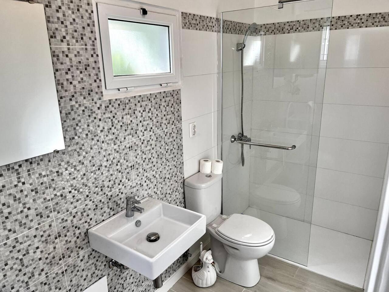 Modern Minimalist Studio With Essential Comfort فونشال المظهر الخارجي الصورة