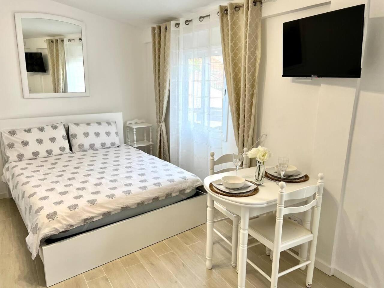 Modern Minimalist Studio With Essential Comfort فونشال المظهر الخارجي الصورة